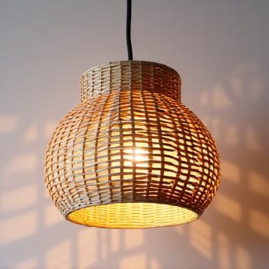 Paralume in rattan intrecciato a mano, design organico
